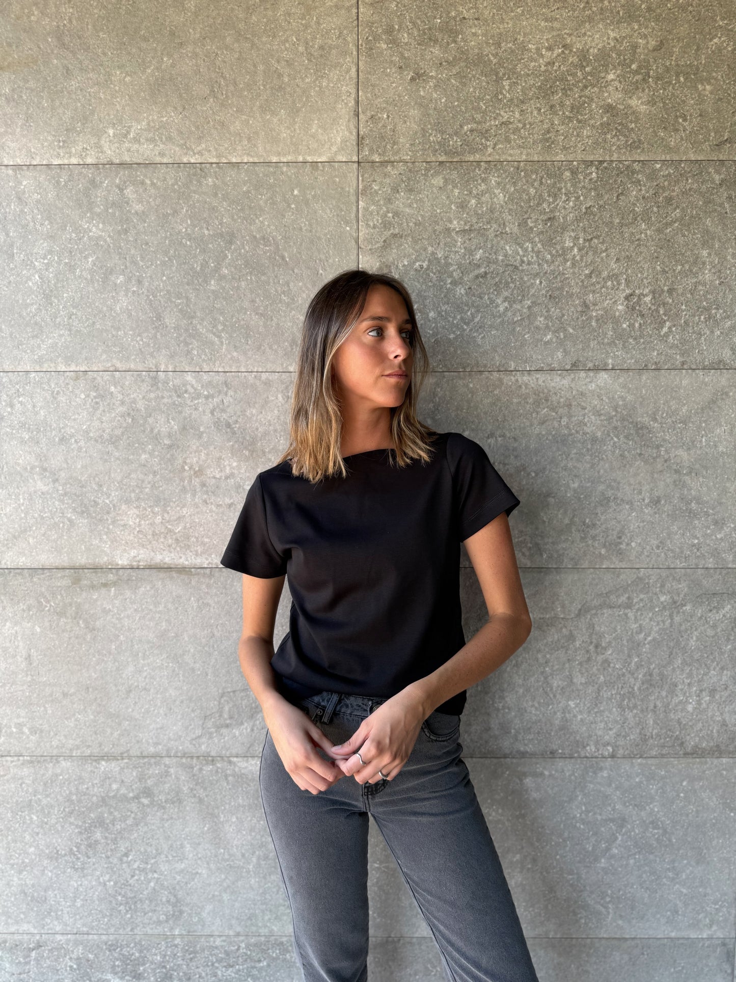 Polera Murta Negra Manga Corta